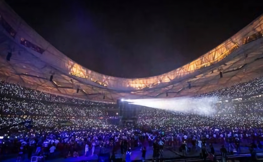 图为黄国伦鸟巢演唱会的照片,但是很多人都说其实没有这么多人,这些都