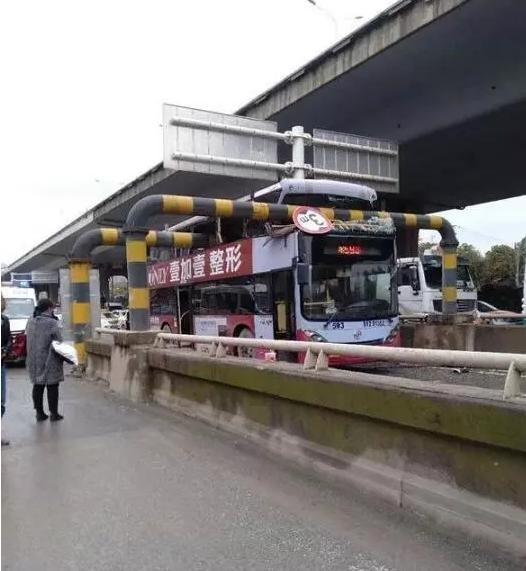 武汉一双层公交车违规上高架,被限高架"削顶,造成1死7伤!