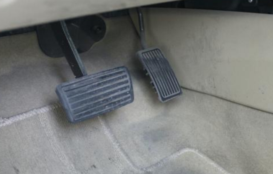 为啥普通车是悬吊式油门,而豪车多是踏板式油门,区别有多大?