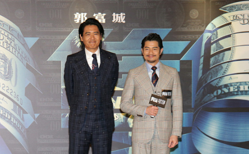 周润发和郭富城现身,两人站在一黑一灰,郭富城的身高略显尴尬!