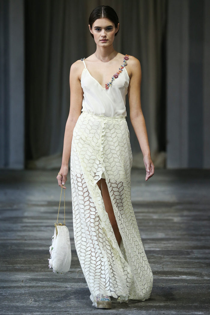 模特展示时尚穿搭艺术,造型美的令人心动,使人赏心悦目.