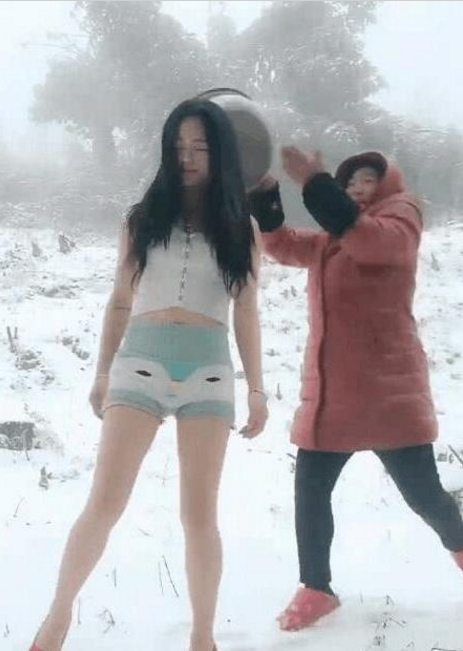 下雪天美女穿短袖在雪地跳舞,母亲拿着脸盆,网友:干得漂亮!