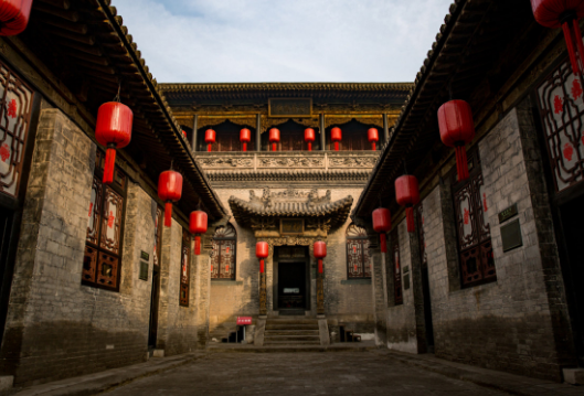 日军想搜刮乔家大宅,宅门上悬挂了一样东西,日军看后立即撤退