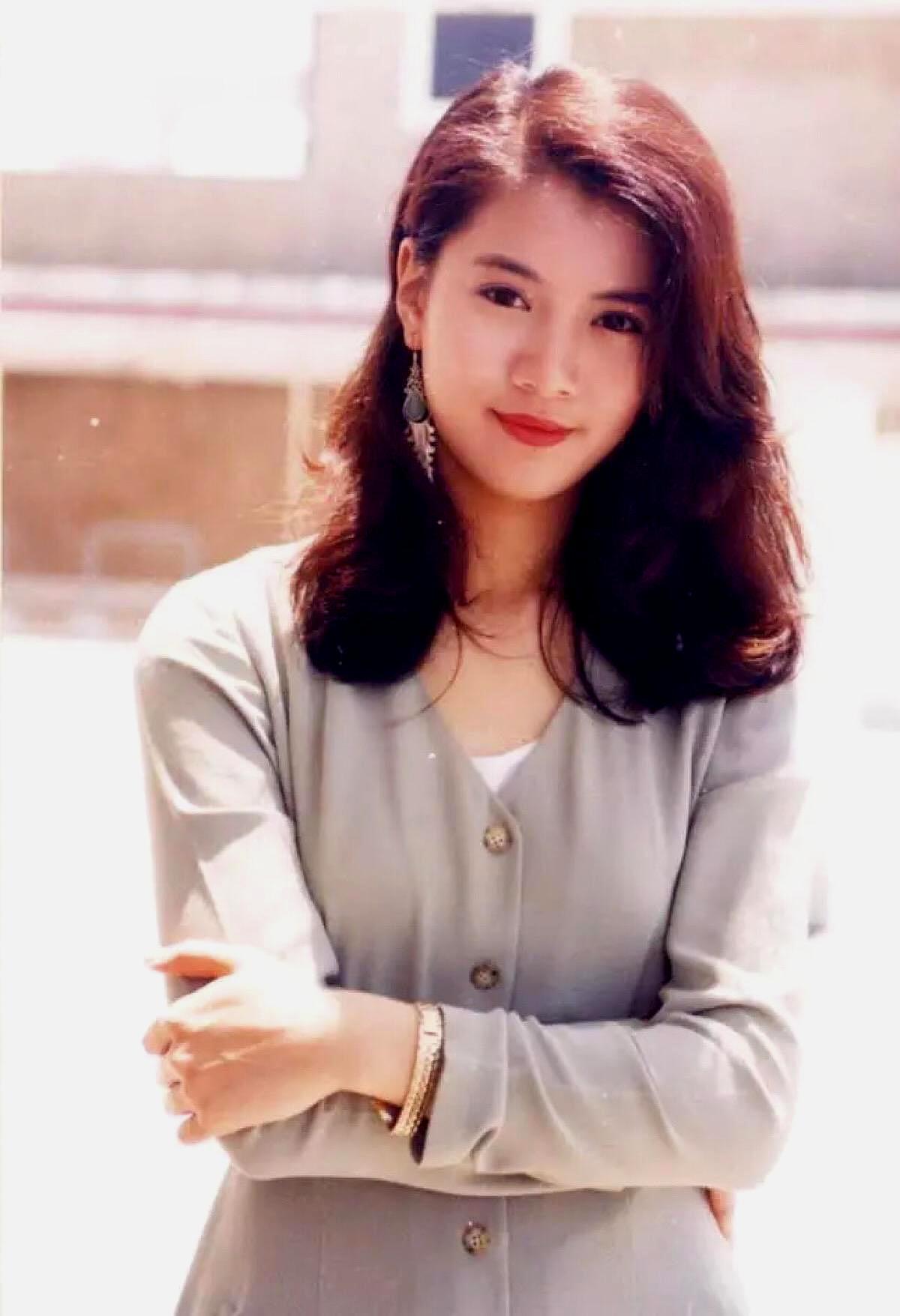 【1990年港姐袁咏仪,年轻时照片美得不可方物】这张照片中的