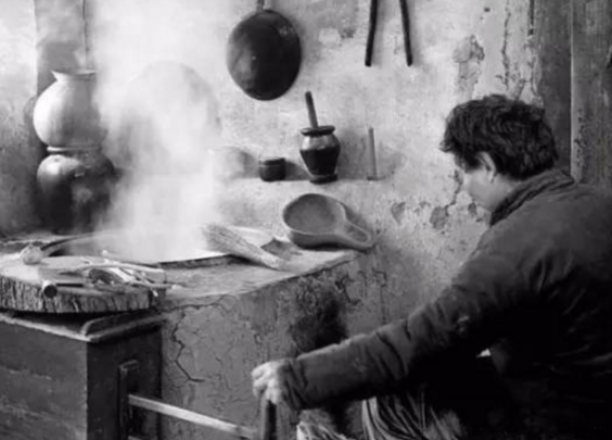 70年代老照片:那时候一碗鲜肉水饺要2毛钱,女兵们冒雨