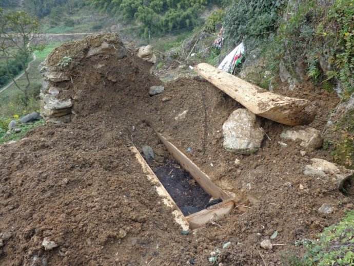 农村为何推行火葬?专家这样解释,农民反驳两句话,专家哑口无言