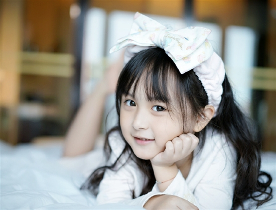 纪美伊,小名小山竹,凭借甜美可爱的长相加上一口标志