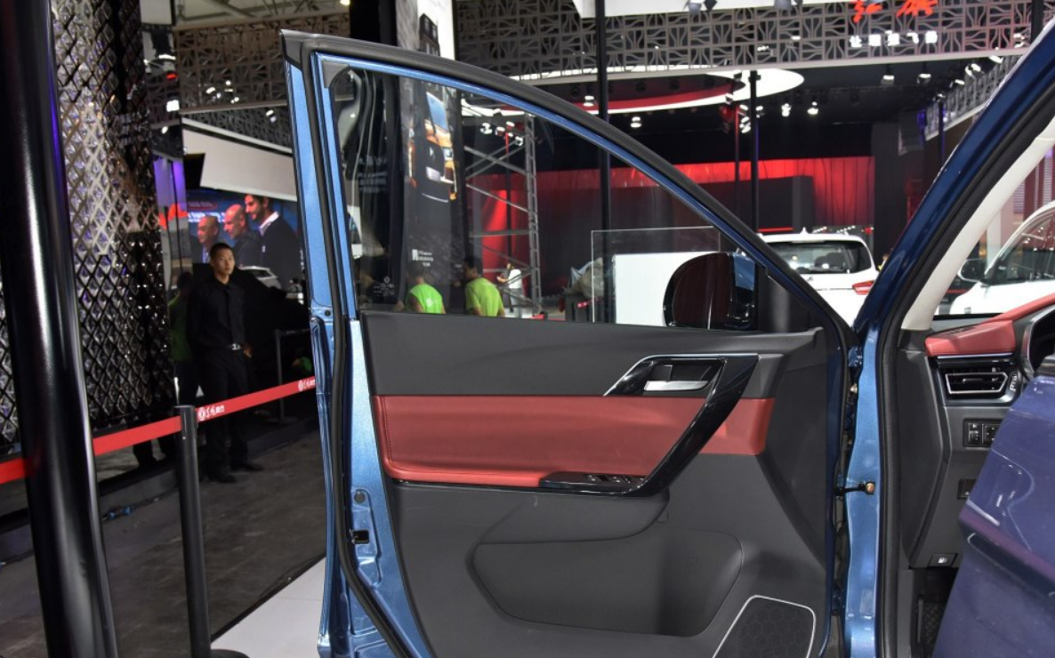 这款车型年轻人都很喜欢你知道吗?侧面打开的车门.