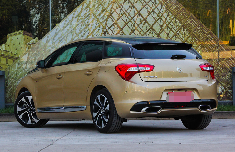 品鉴长安ds5,内饰给人一种豪华的感觉,并且外观设计的也很不错