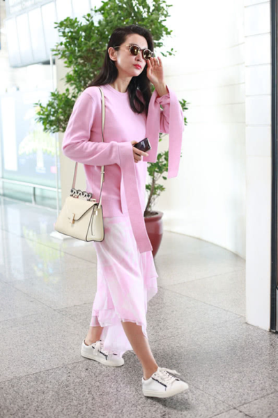 李冰冰携 valextra 2018 春夏牙膏系列限量 iside 手袋现身机场