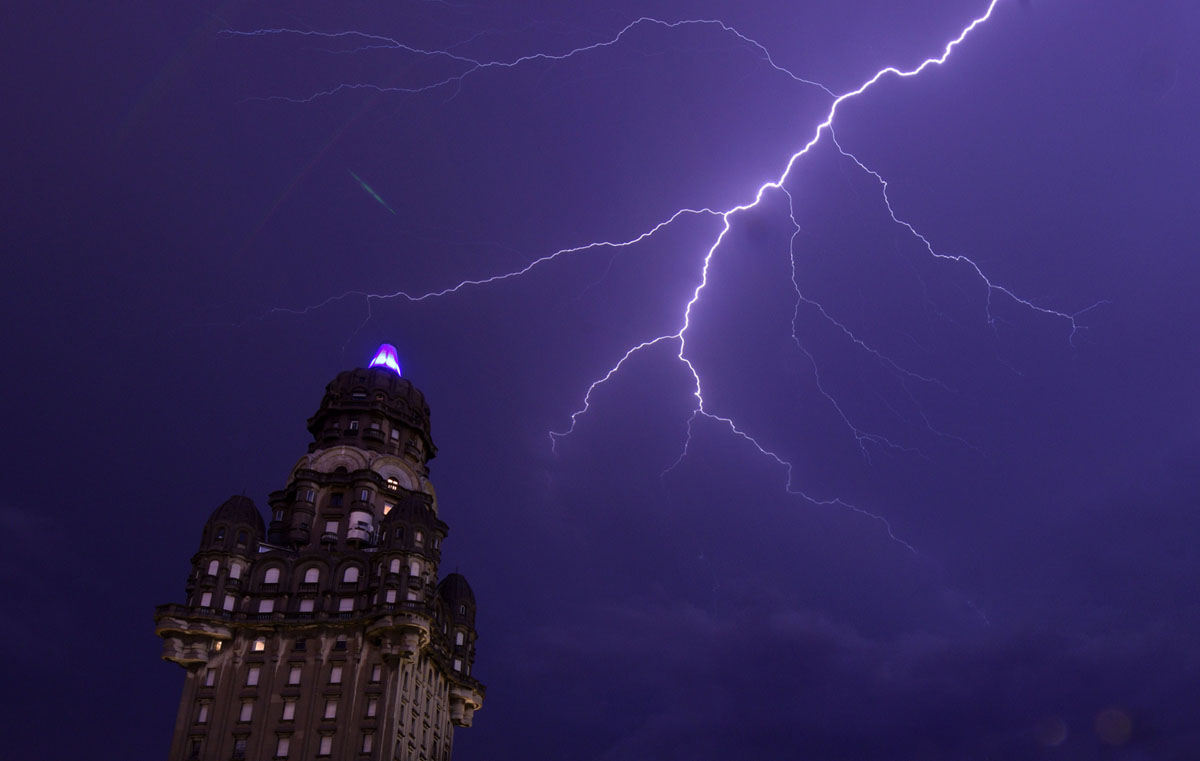 【2018年12月14日,乌拉圭蒙得维的亚】地标性建筑萨尔沃宫遭遇雷劈