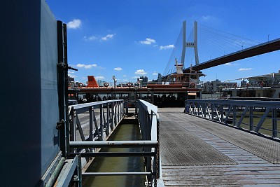 市轮渡逐渐成为欣赏上海浦江两岸风景的最佳工具之一,想去感受一下