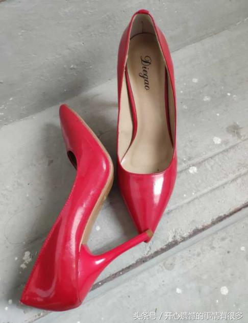 平时经常保养高跟鞋可以多穿几年,要不然掉皮磨损很严重!