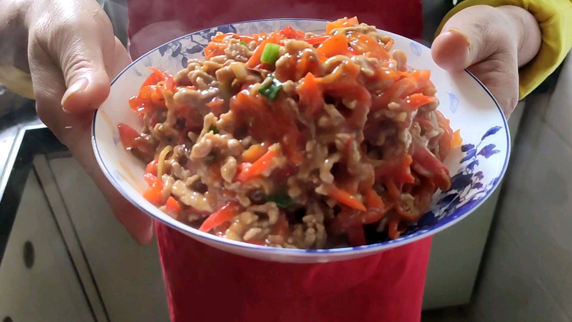 青椒炒肉丝的正宗家常做法,肉丝香嫩入味,下饭特别棒!