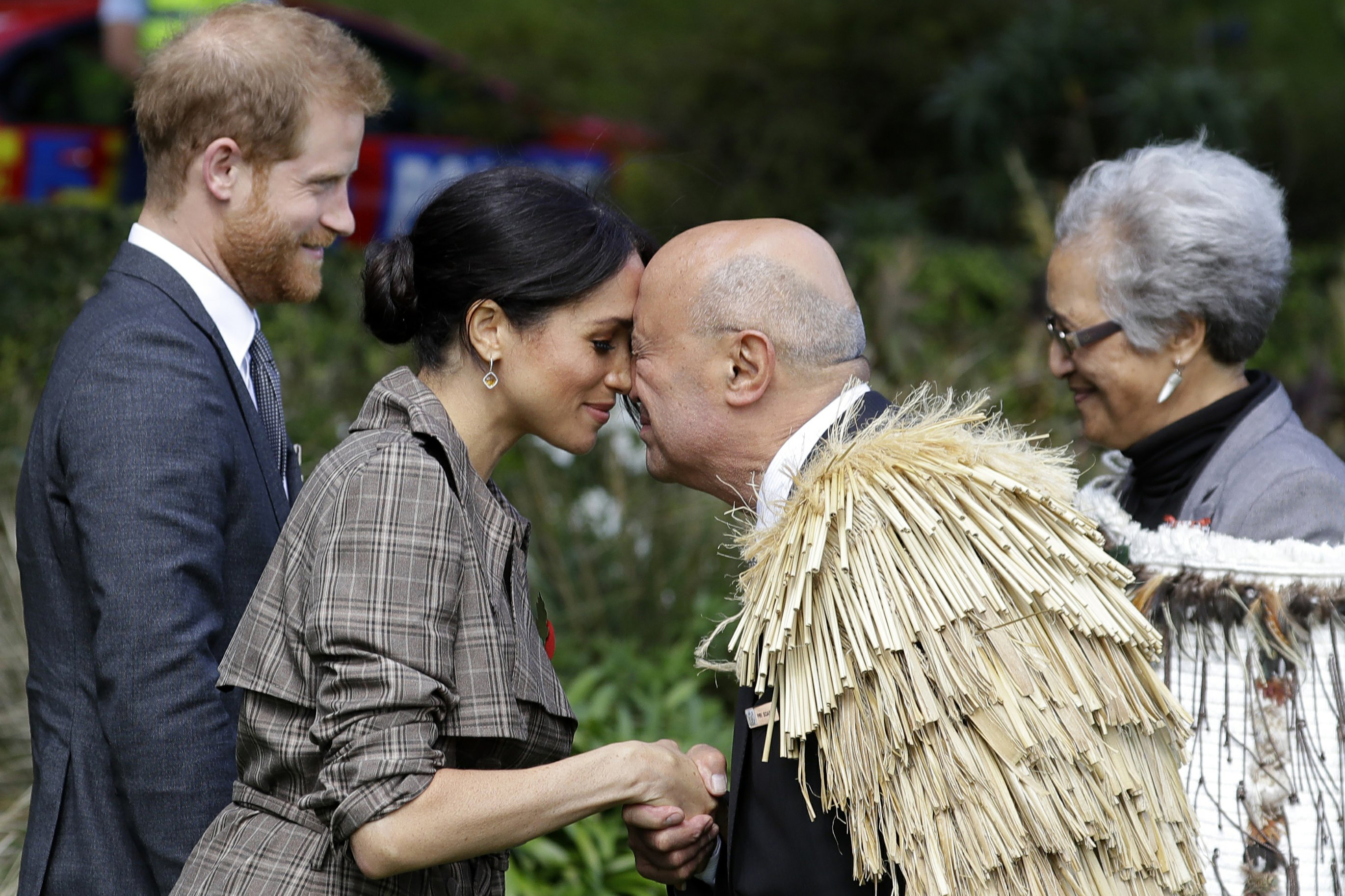 王妃行"碰鼻礼"将对方鼻子顶扁 网友称这鼻子真材实料如假包换