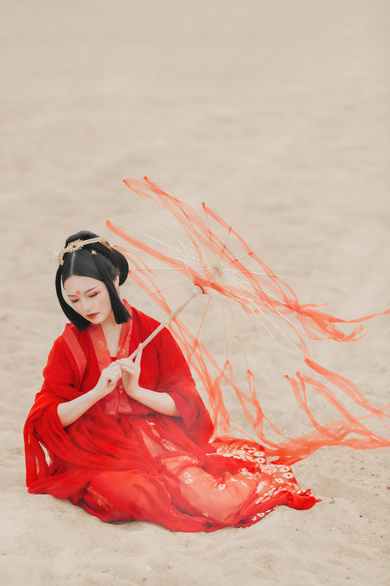大漠红装,倾城婀娜.摄影/后期:安弟君 转载自百家号作者:7how