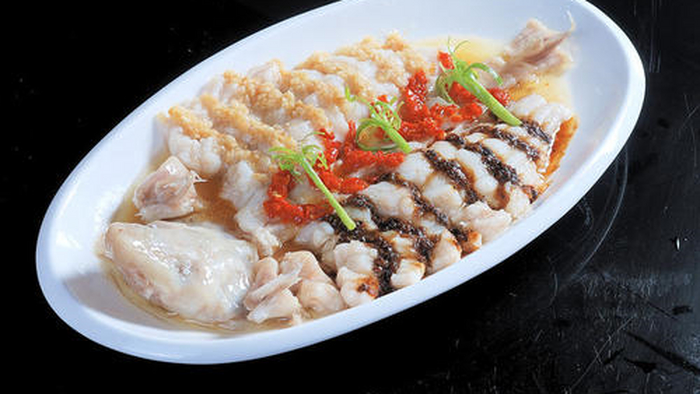 传说鮰鱼原为天上监管鱼族之神,下凡,被班次皇大帝夺在长江大石之下.