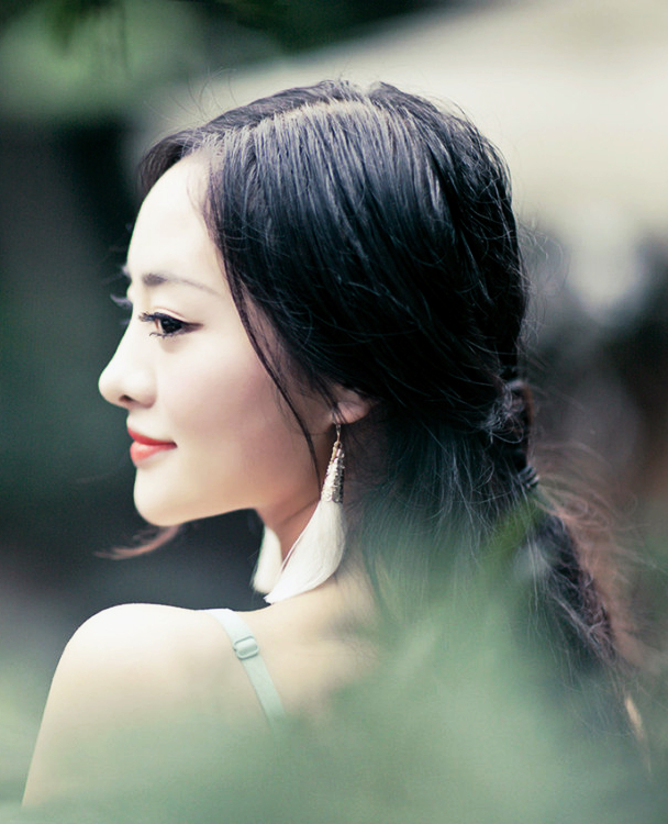 镜头下一个那秀发飘逸的水灵可爱姑娘