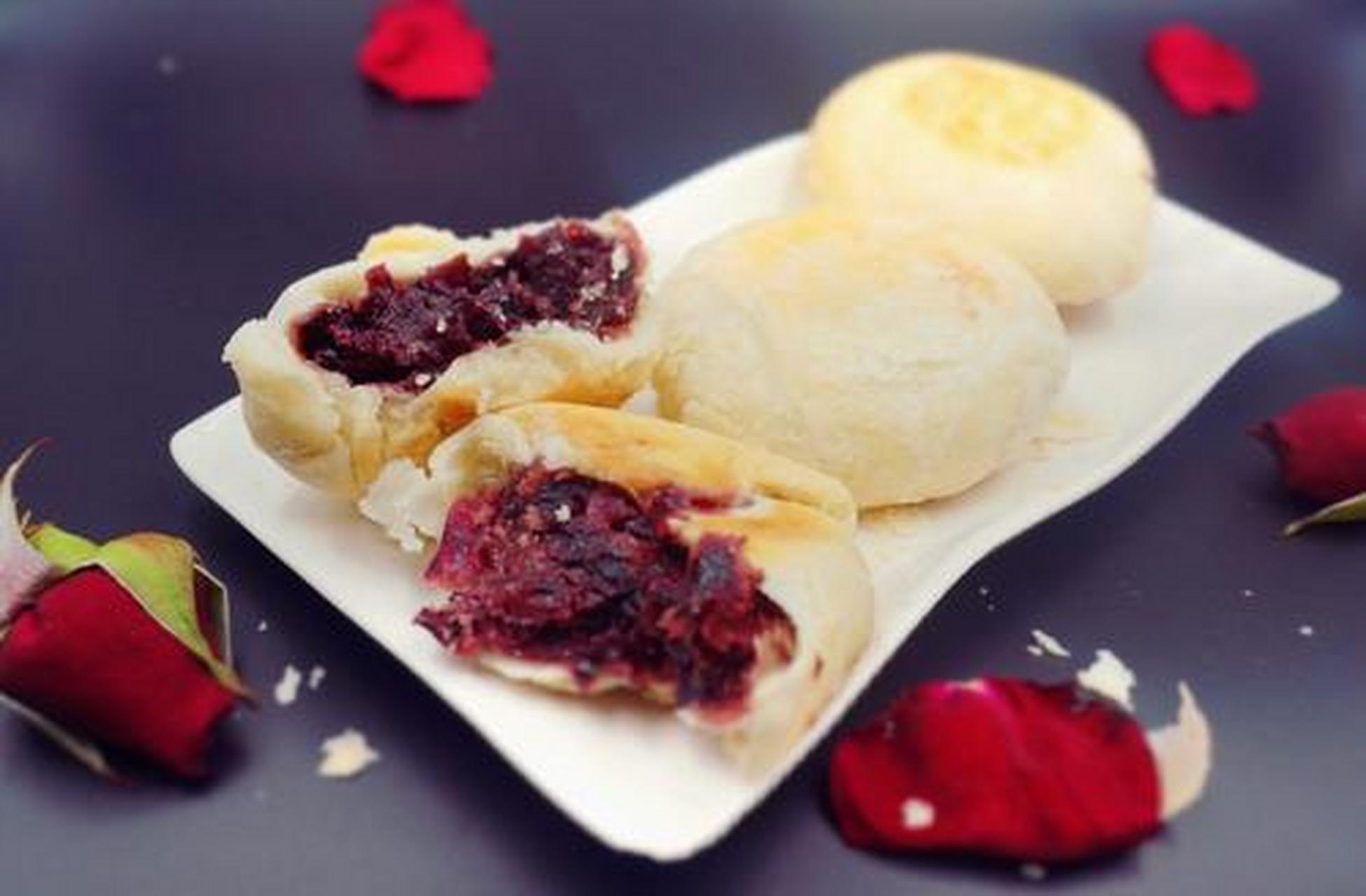 鲜花饼也是中国四大月饼流派滇式月饼的经典代表之一.