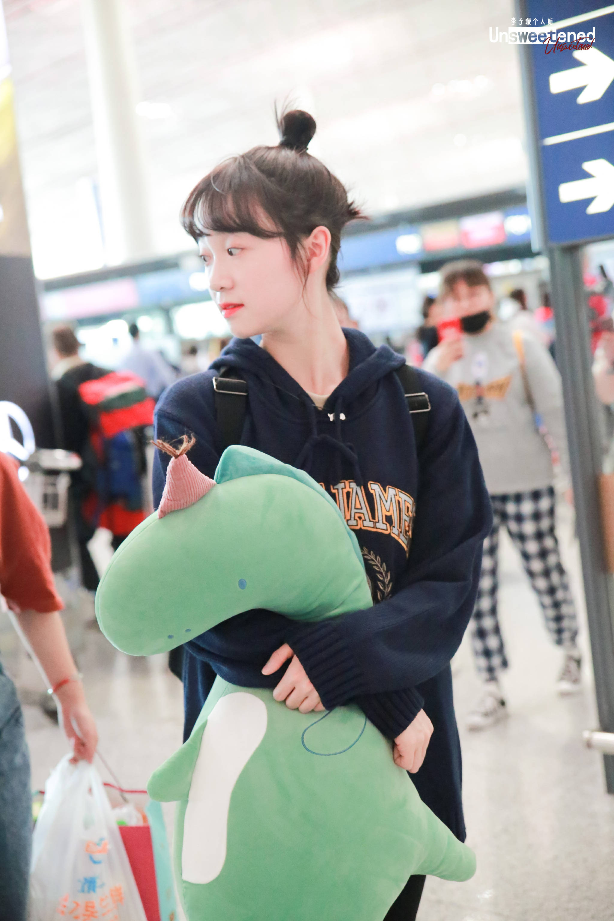 李子璇穿卫衣搭配破洞牛仔裤现身机场,扎丸子头笑起来真好看