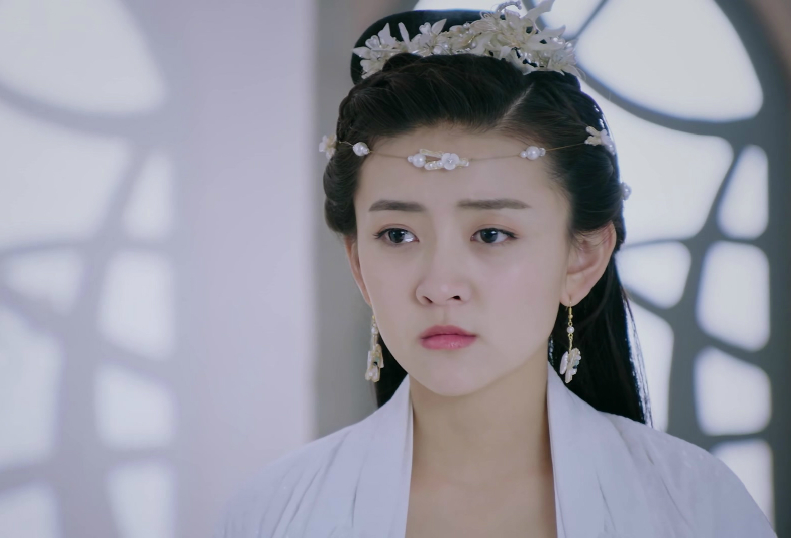 将珍珠项链戴在额头的古装女子,白阿绣质朴清纯,胡秀英唯美大气