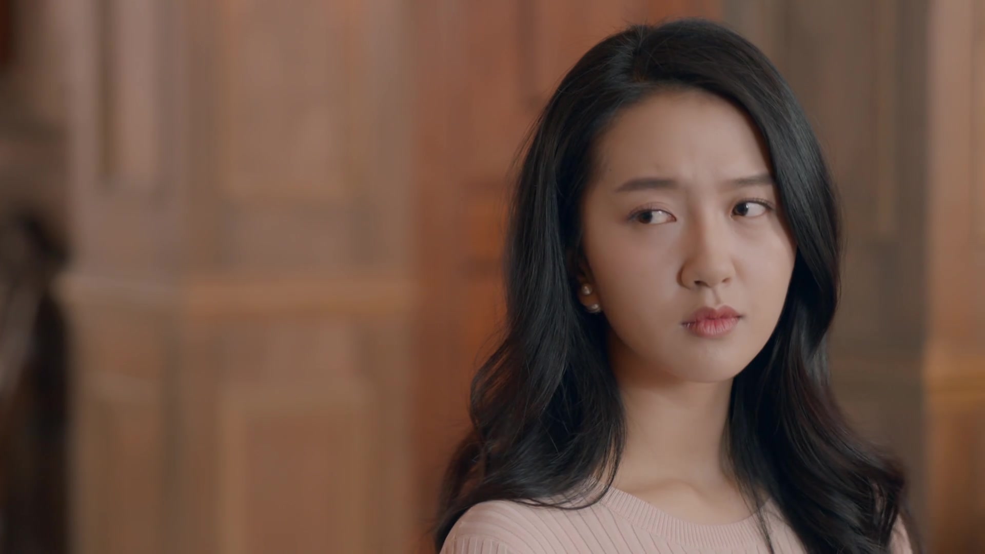 两人相互寒暄,不料缪盈却不相信,脸色都不自然了!