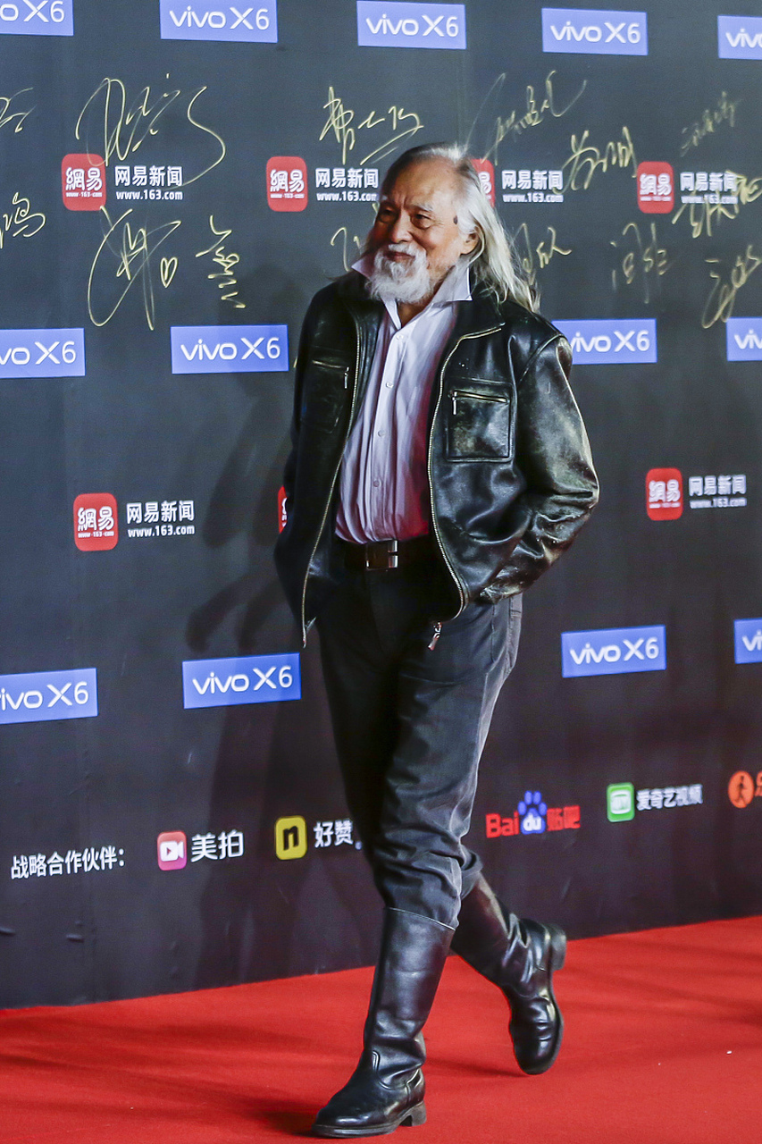 王德顺,88岁高龄,在t台上走秀,身姿矫健,网友惊叹不已.