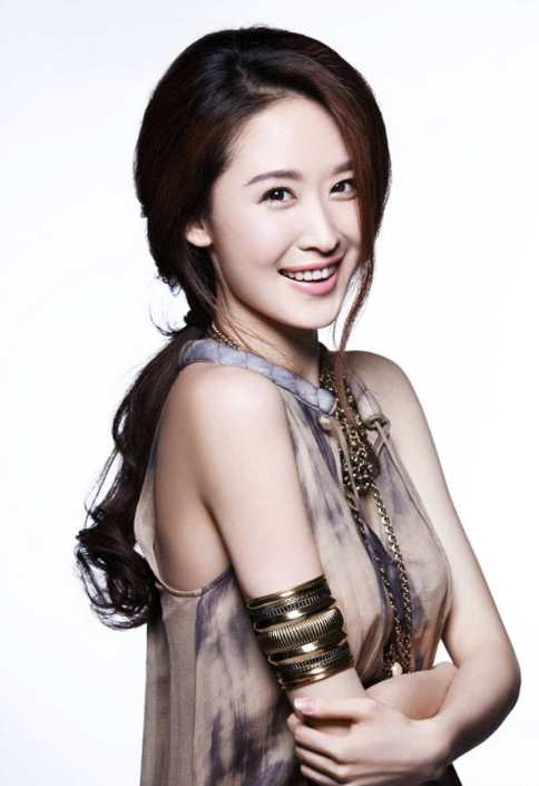 战魂演员张雯飘逸长裙尽显甜美迷人,网友:女神位又多了一位