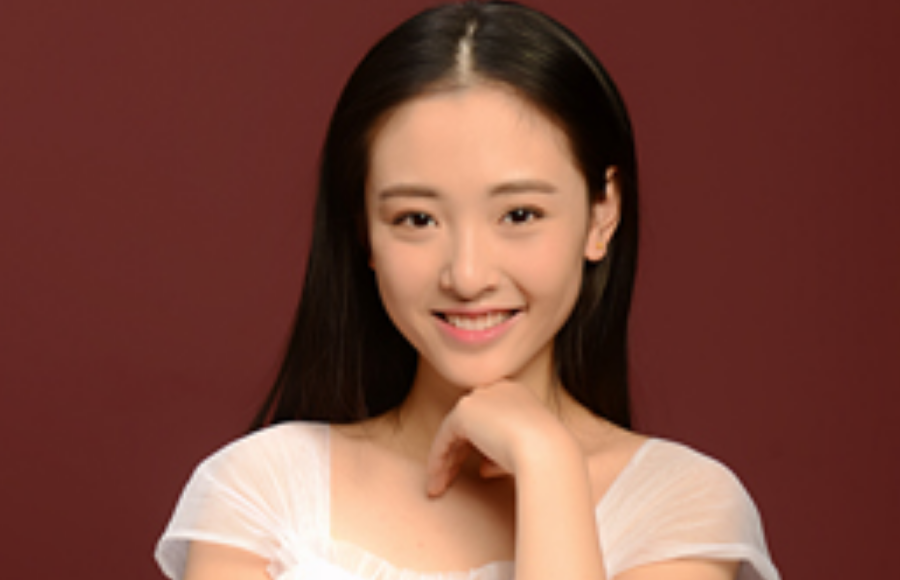 当过饶雪漫书模,曾扮演小"赵默笙"一角,吴倩不断尝试新鲜事物