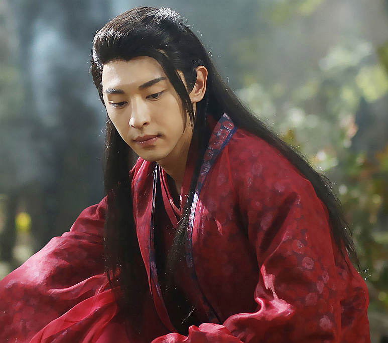 古装剧中的妖孽系男星,陈伟霆邪魅,张若昀帅气,最后一位辣眼睛