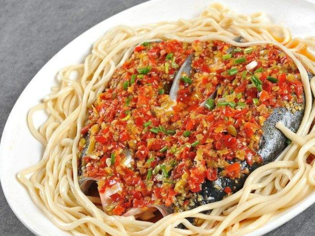 湖南名菜剁椒鱼头,辣是辣来鲜是鲜,拌上面条还不错