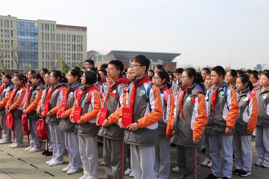 仪征市"环保小卫士"授证仪式在实验中学东区校举行