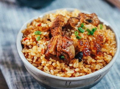 米饭这样做才好吃,大米和排骨搭配在一起,蛋炒饭都比不上!