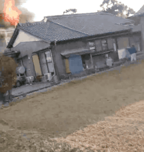 而现场目击者称直升机在空中就发生了解体,旋翼像羽毛一样四散飞落.