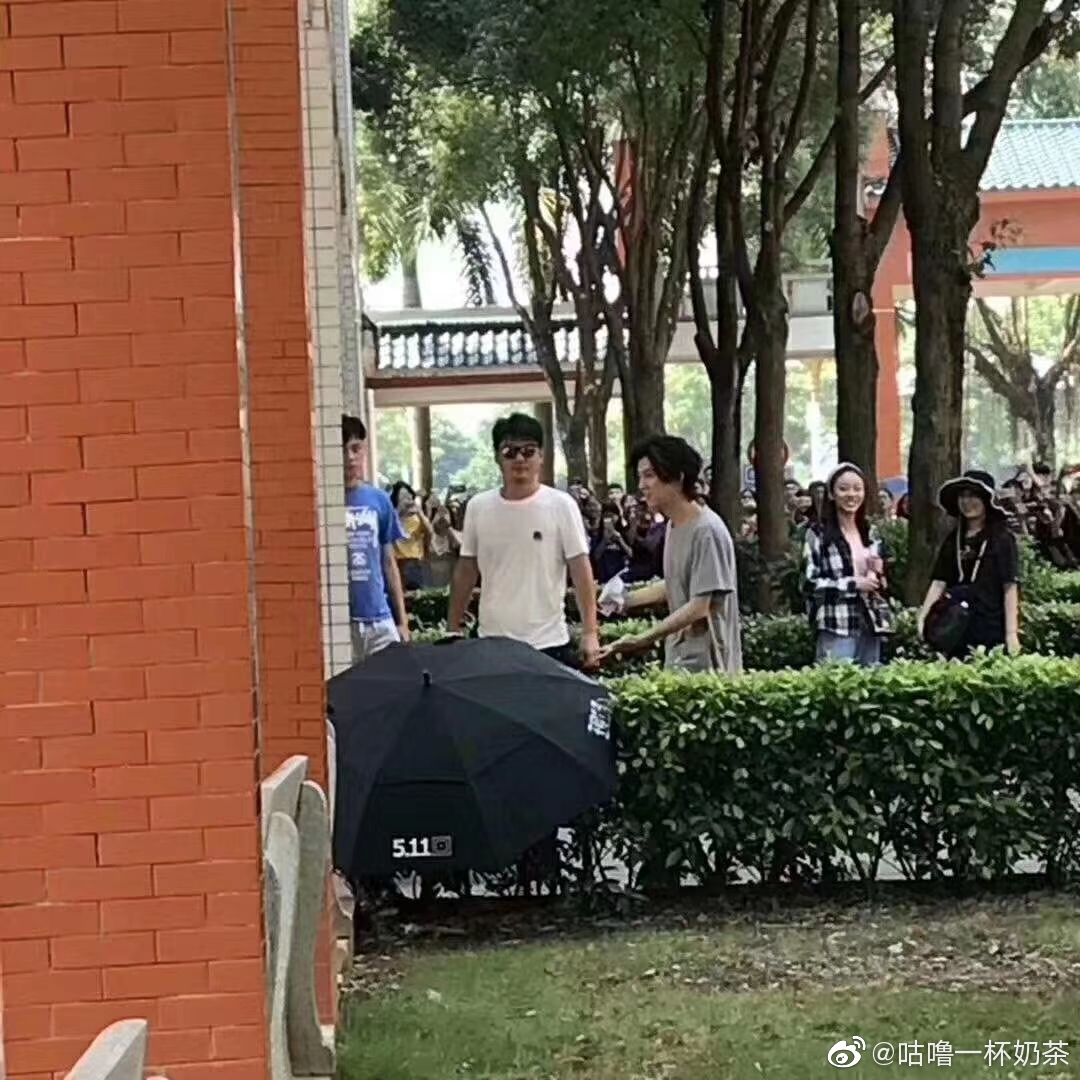 鹿晗在惠州某学院拍戏 酸了又是别人家的学校