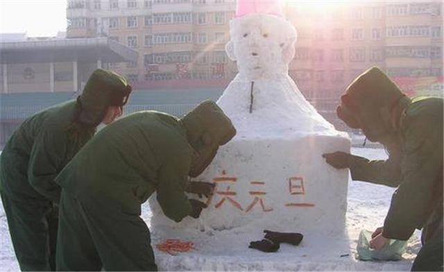 军人堆雪人图片图片