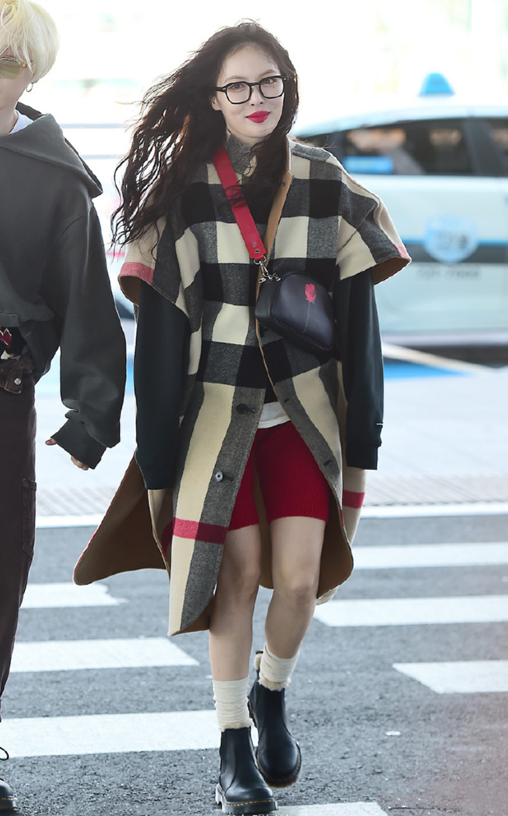 金泫雅携男友现身机场,穿格纹斗篷搭配短靴,美丽又"冻"人!