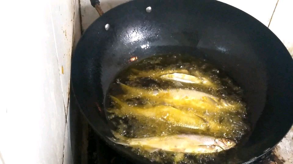 油煎翘嘴鱼家常做法:按照步骤简单,这样做不腥,下酒又下饭