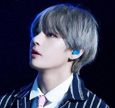 看完金泰亨的银发,网友直呼:这是什么神仙颜值!