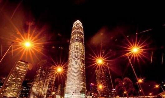 图九,图为香港金融中心,这座高塔面向维多利亚港,从塔底到达塔顶仅需