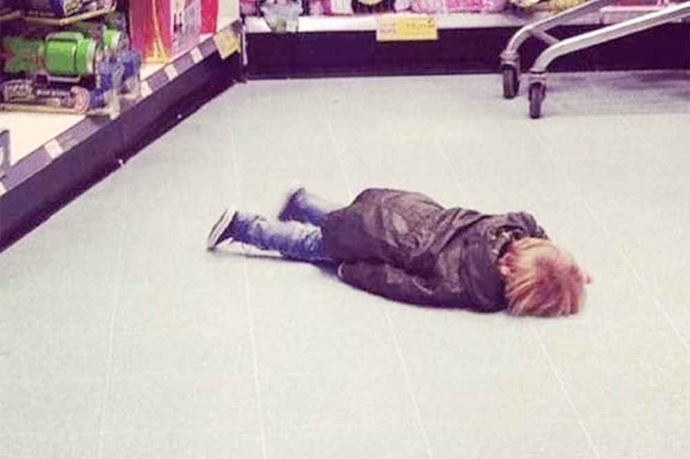 "不要了,妈别打我了"5岁萝莉坐地求饶,母亲情绪失控有多冰冷