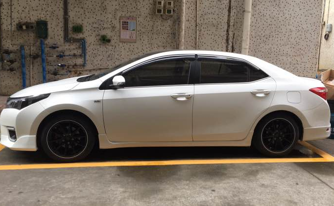 14款白色卡罗拉改装低趴,使用了轮毂胎,看上去好看多了!