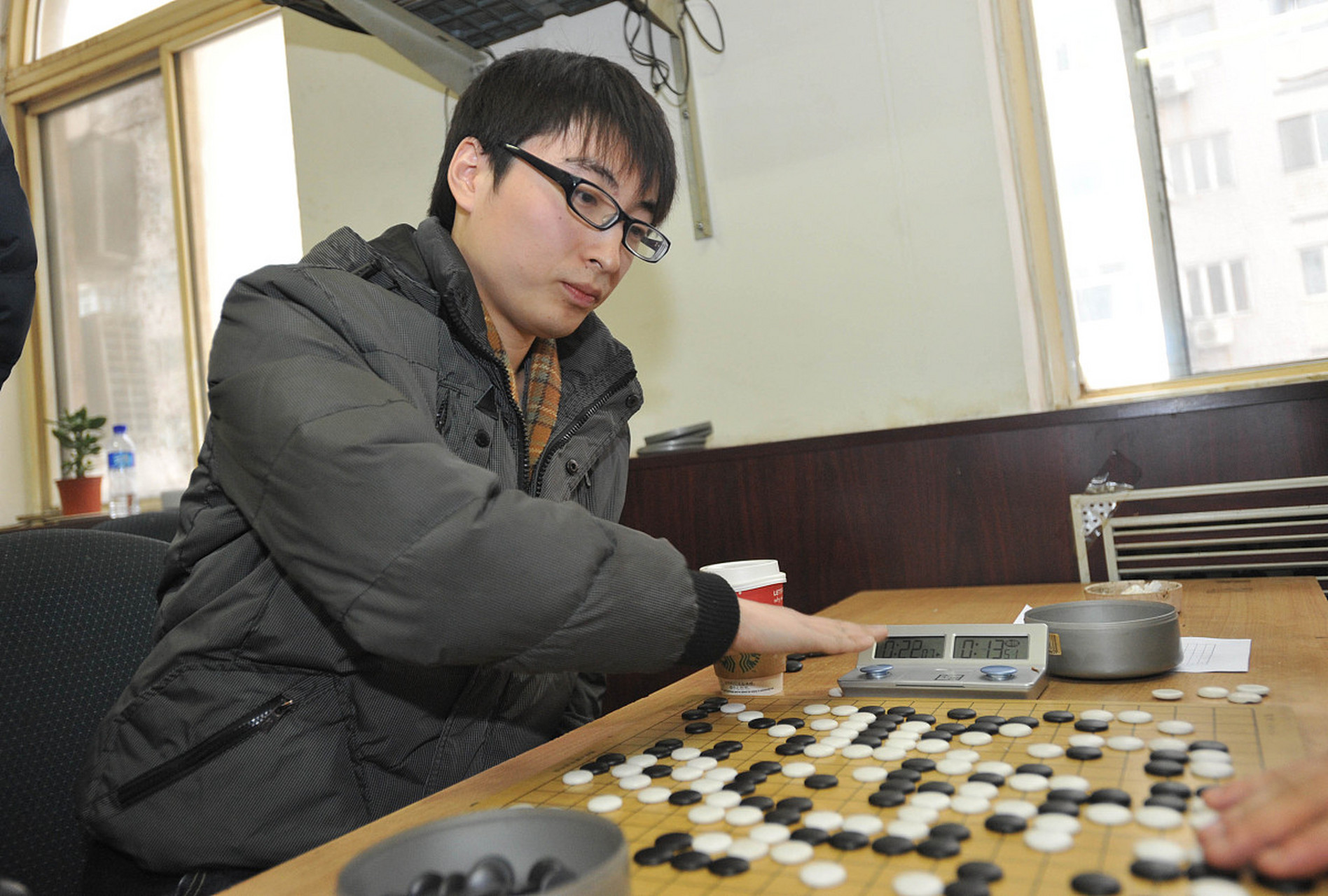 名不见经传的田菏在2023年世界象棋锦标赛第五轮中,摒弃传统开局方式