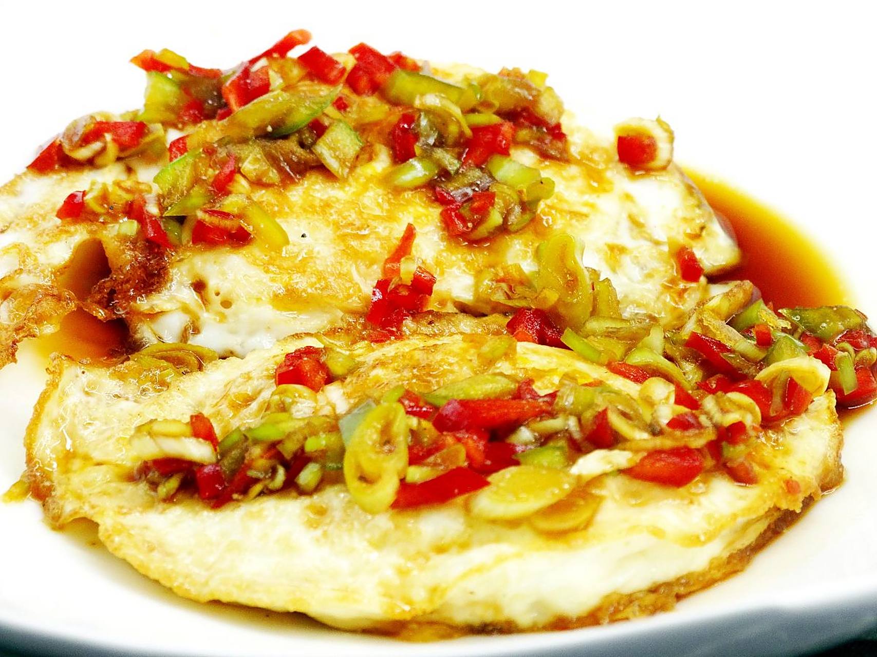 香辣荷包蛋 原料:鸡蛋6枚,植物油50毫升,葱花,湿淀粉,各15克,姜末,蒜