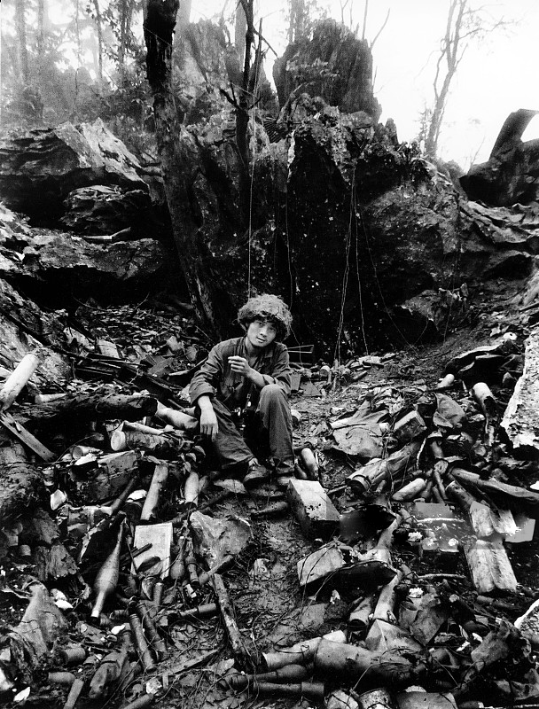 老山前线珍贵照片:冒着生命危险也要去救战友,看完最后一张哭了