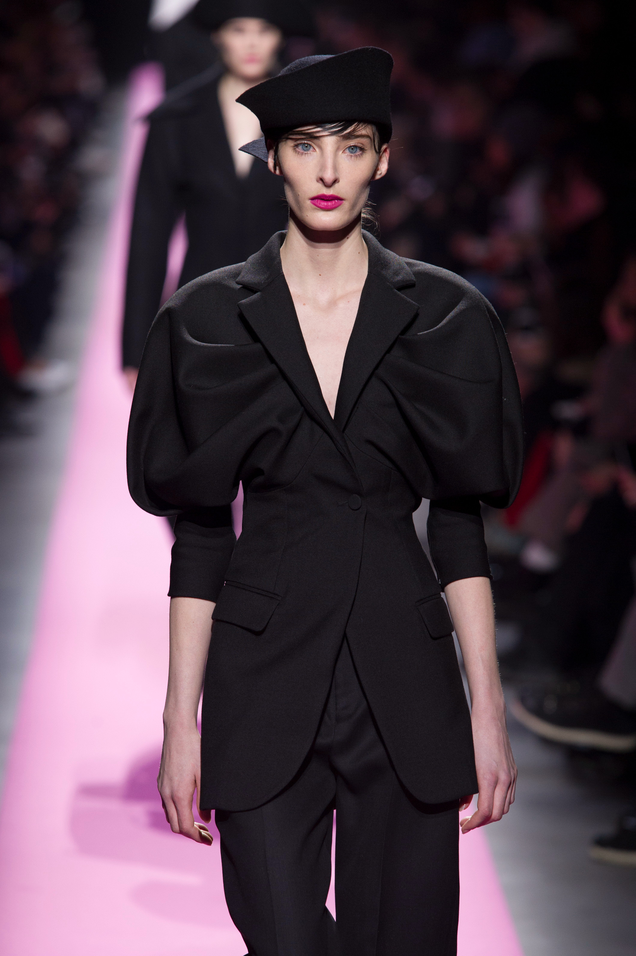 她的衣服以黑色为主,有一种说不出的美感,她变得更美了