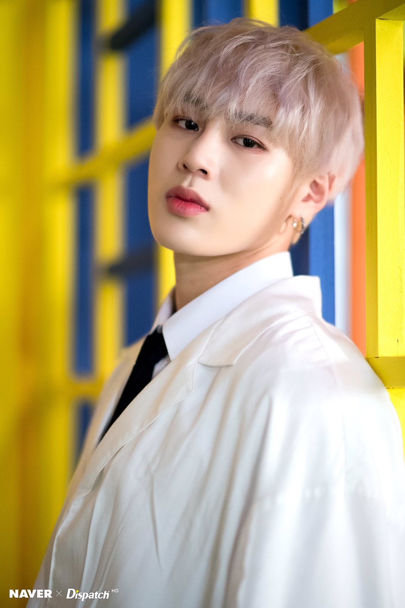 韩国男团wanna one拍摄写真:朴志训一脸纯真,赖冠霖帅气英俊!