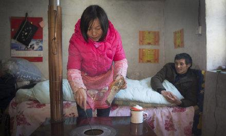 18年如一日照顾高位截瘫丈夫 患难与共的爱情最美