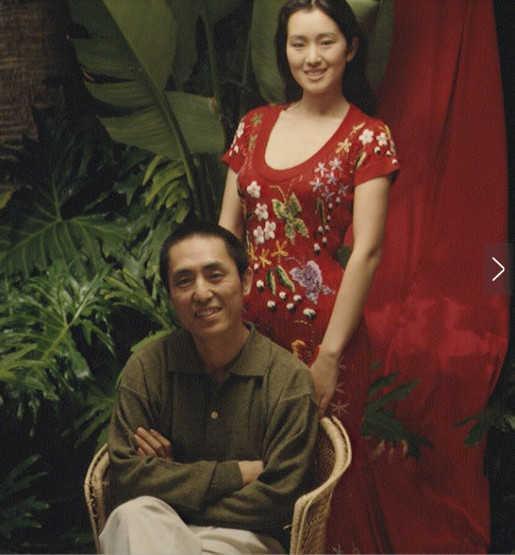 52岁巩俐和51岁史可近照,一个牵着70岁男友,一个陪着混血儿子