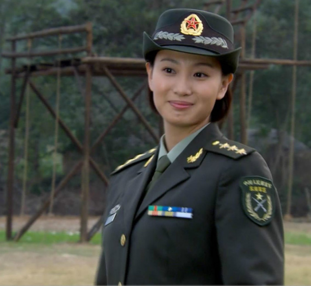 她被称"最美军花",出道10年搭档吴京走红,脱下军装更加惊艳